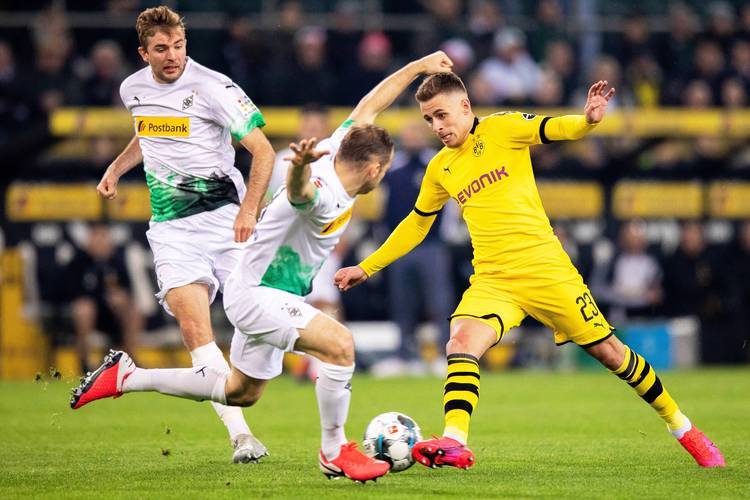 包含德国杯集结日再迎强敌，埃因霍温调整名单，主帅态度：更衣室稳定，更衣室氛围转暖的词条